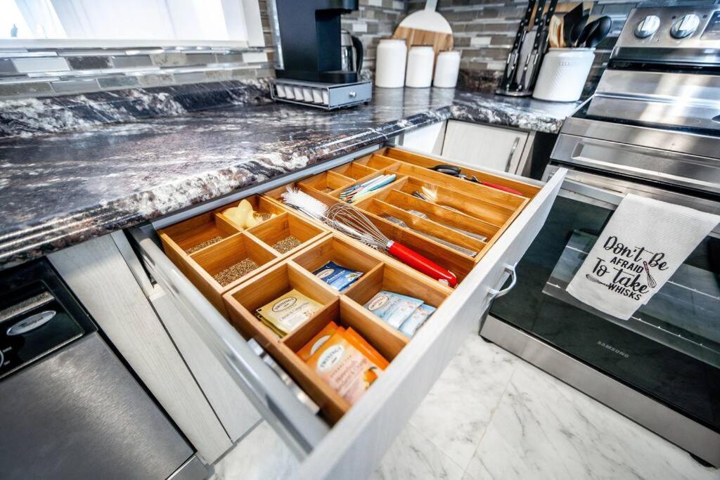 Luxury Stylish Home, Walk To Falls, Fire Pit&More Niagara Falls Ngoại thất bức ảnh